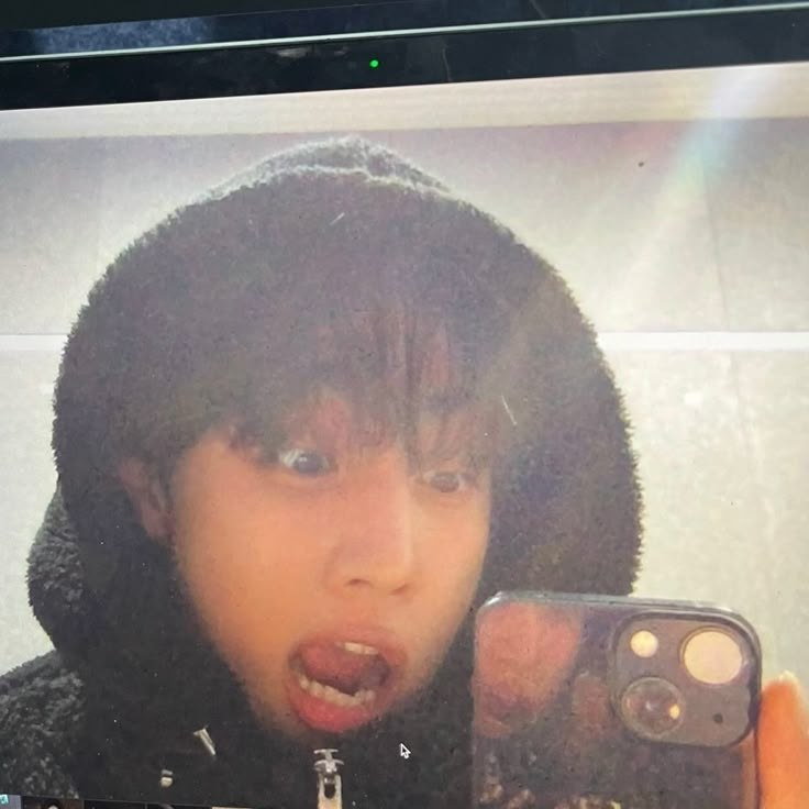 prabukarsa mirror selfie pakai hoodie berbulu